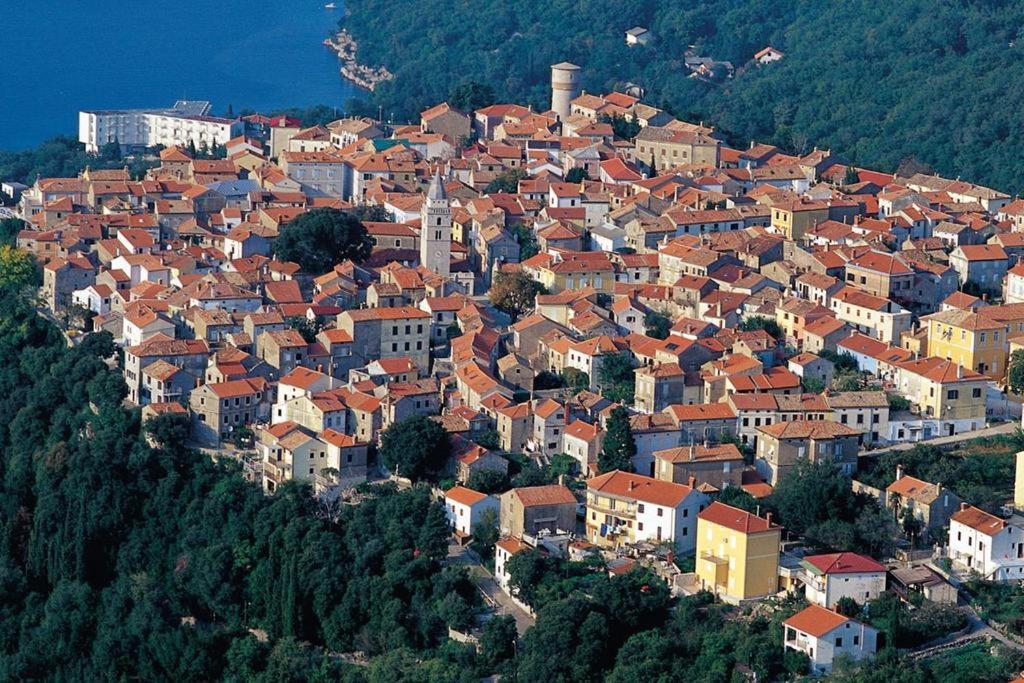 Apartment Jasna B Omišalj Oda fotoğraf